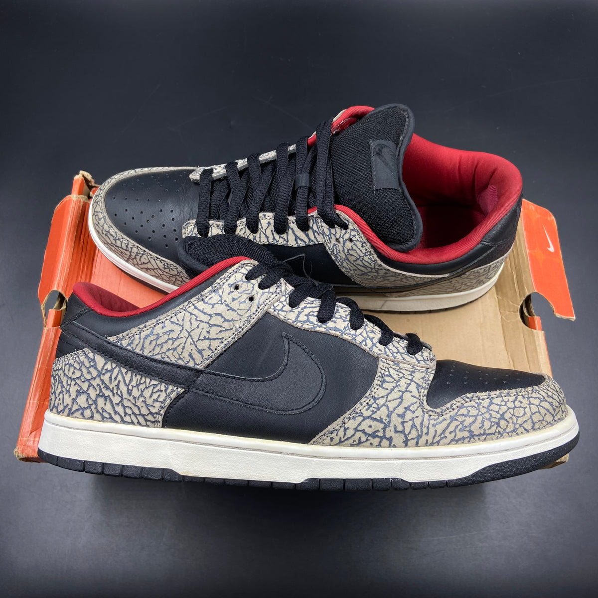 US14 Nike SB Dunk Low Supreme Black Cement (2002) – SneakerDenn US14 Nike SB Dunk Low Supreme Black Cement (2002) – SneakerDenn