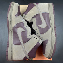 Load image into Gallery viewer, US10.5 Nike Dunk High Iron Mahogany (2003)
