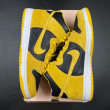 Load image into Gallery viewer, US12 Nike SB Dunk High Iowa Goldenrod (2005)
