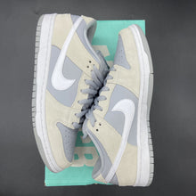 Load image into Gallery viewer, US8 Nike SB Dunk Low Summit White Wolf Grey (2018)
