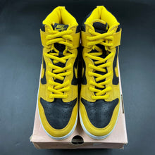 Load image into Gallery viewer, US12 Nike SB Dunk High Iowa Goldenrod (2005)
